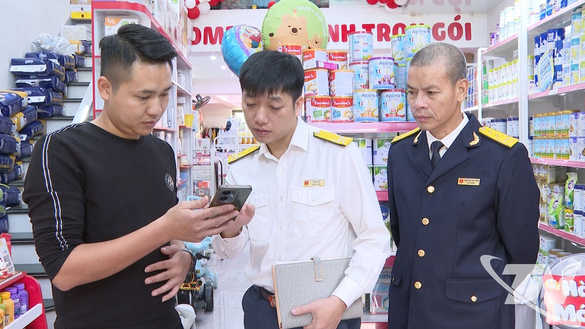 कर अधिकारी लोगों को प्रौद्योगिकी उपकरणों के माध्यम से इलेक्ट्रॉनिक रूप से करों का भुगतान करने के लिए मार्गदर्शन करते हैं।