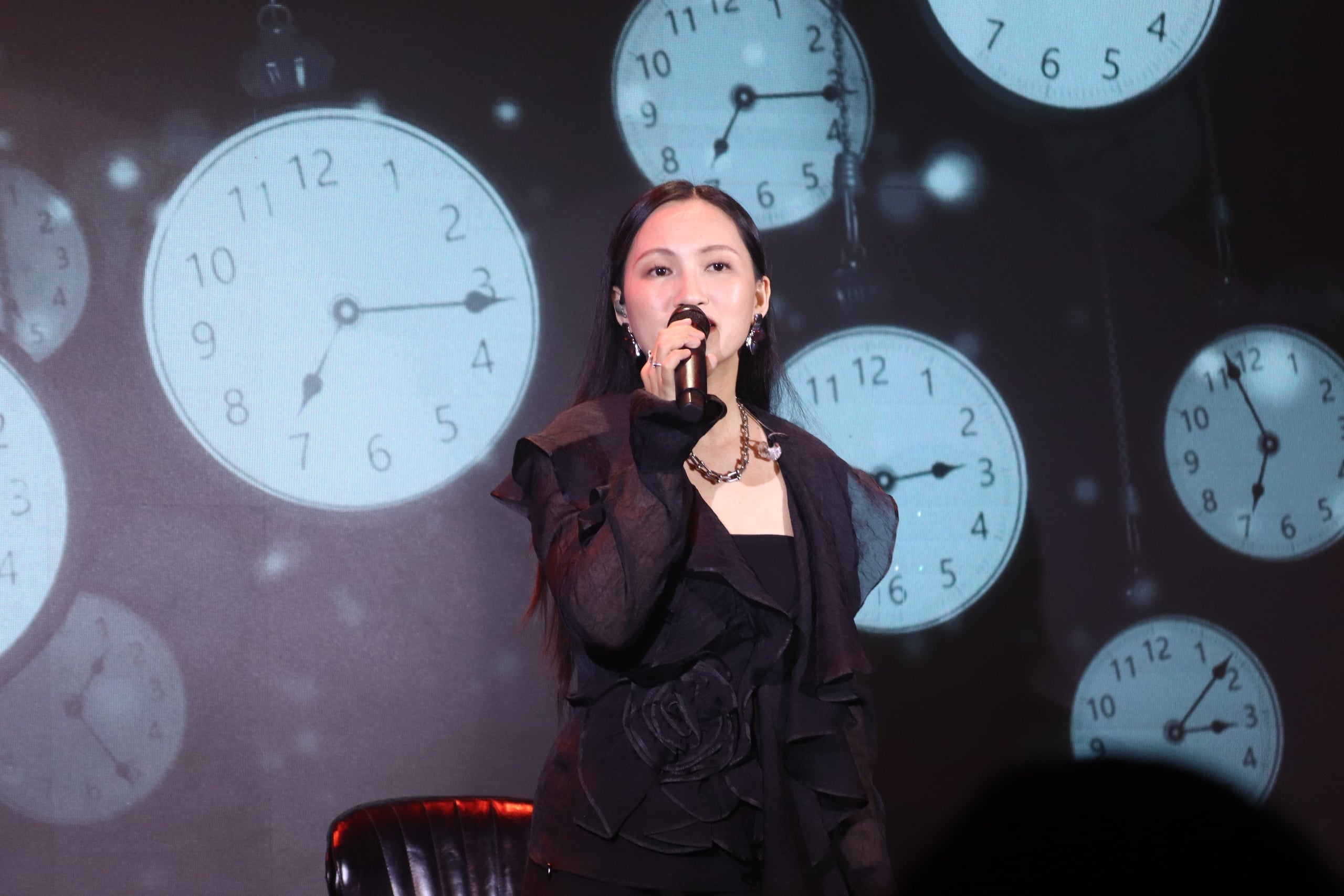 Quang Dũng, Hà Nhi trình diễn thăng hoa trong đêm nhạc 'Thương về miền Trung' - Ảnh 1.