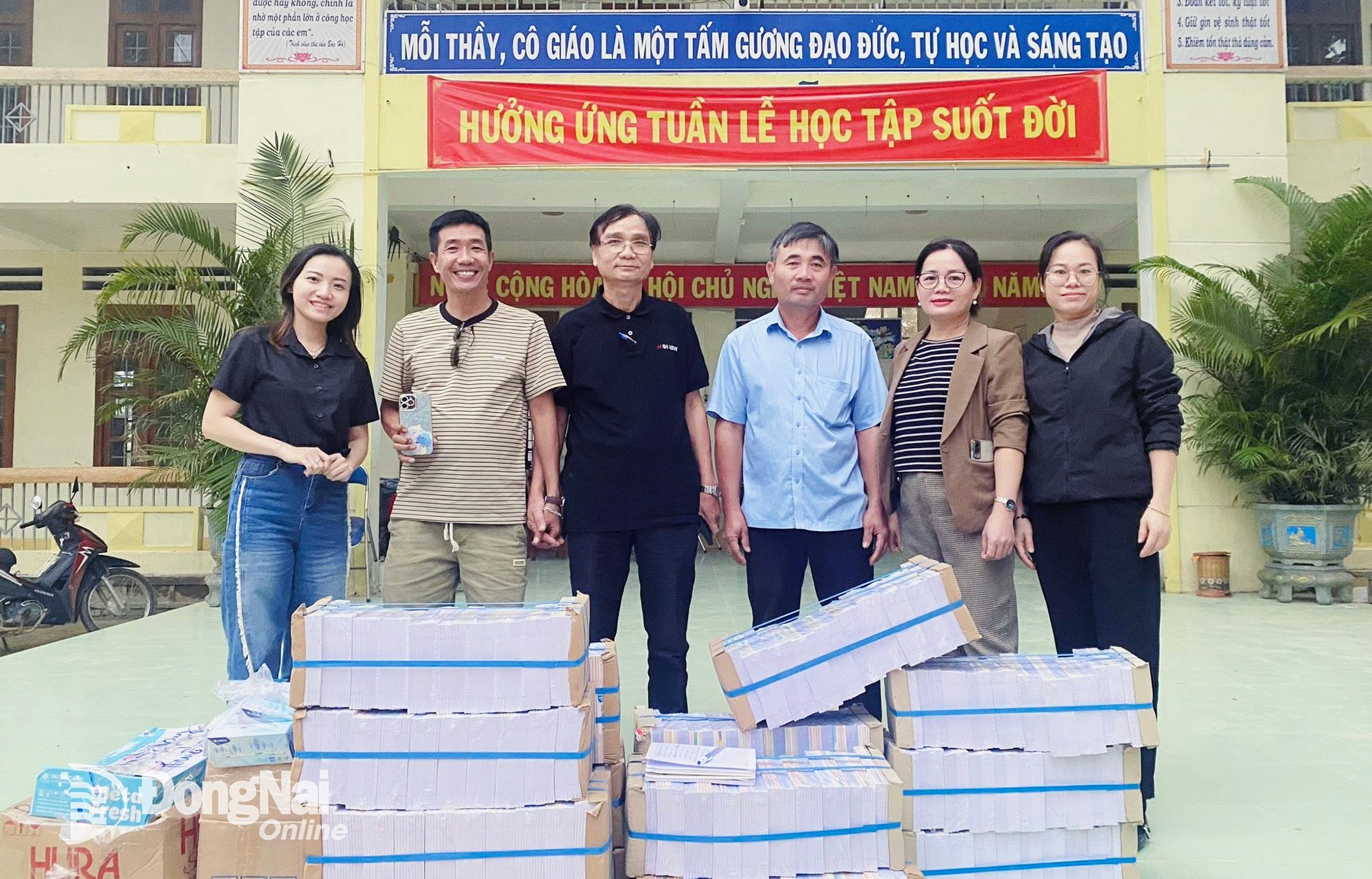 O fotógrafo Nguyen An (segundo da esquerda) foi diretamente às áreas alagadas das províncias de Khanh Hoa, Dak Lak e Lam Dong para entregar doações e apoiar a população e as escolas. Foto: NVCC