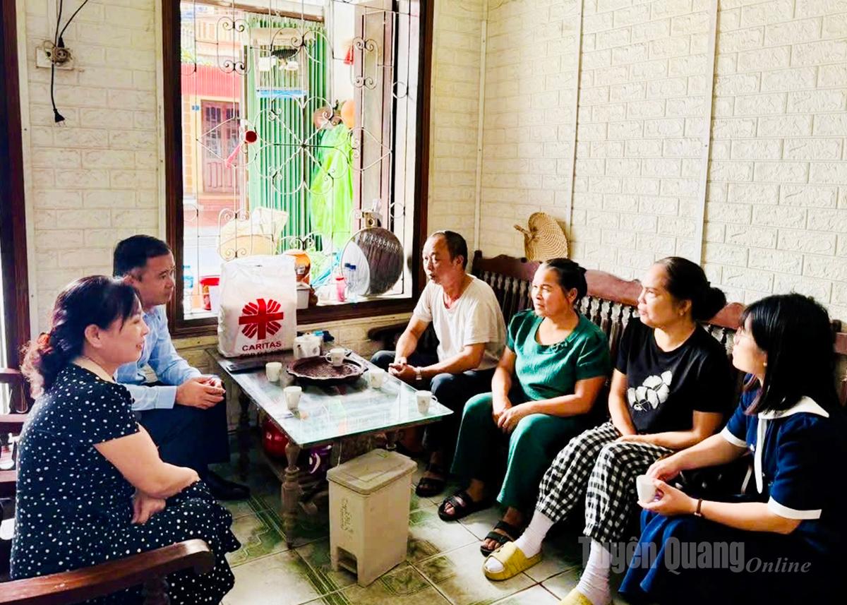 کمیته جبهه میهن ویتنام در بخش ها گیانگ ۲ از خانوادههای در شرایط دشوار بازدید و به آنها هدایایی اهدا کرد.