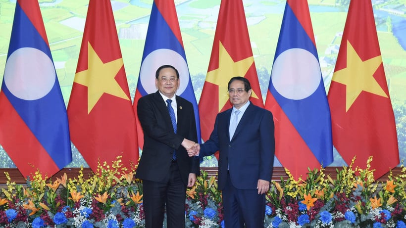 Prim-ministrul Pham Minh Chinh și prim-ministrul Republicii Populare Democrate Laos, Sonexay Siphandone. (Foto: TRAN HAI)