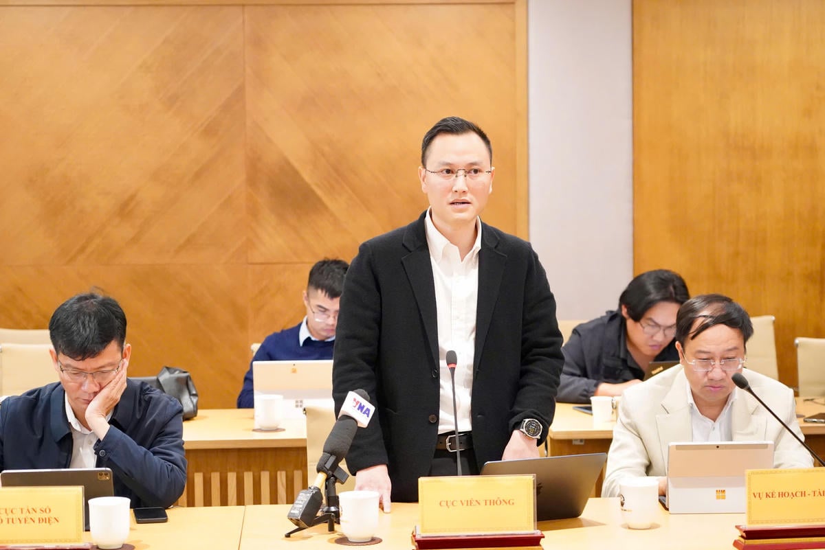 Dl. Nguyen Anh Cuong, director adjunct al Departamentului de Telecomunicații din cadrul Ministerului Științei și Tehnologiei, la conferința de presă periodică a Ministerului Științei și Tehnologiei din noiembrie.