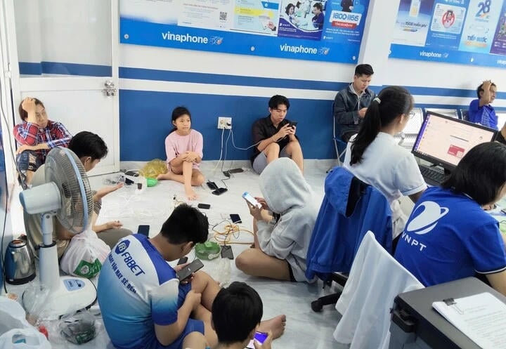 VinaPhone ajută oamenii să încarce bateriile la punctele de tranzacționare. (Foto: VNPT)