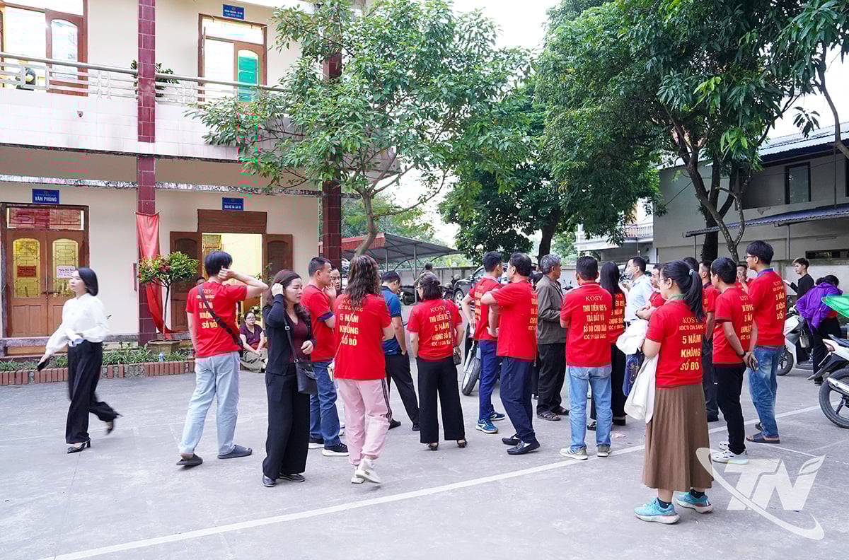 Folk samlet seg for å protestere mot investoren i Kosy Beat Gia Sang Urban Area Project.