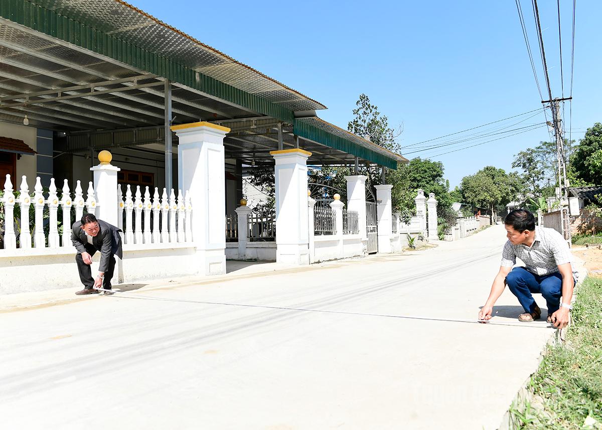 Den lantliga betongvägen i byn Kim Ninh i kommunen Binh Ca utökades från 3 meter till 5 meter genom att folket donerade mark.