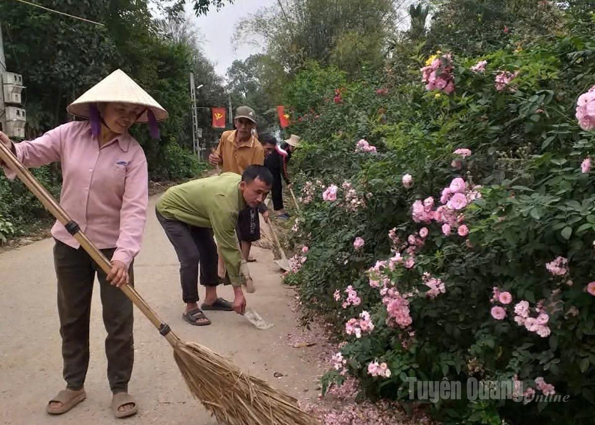 Kim Ninhs bybor städar byns vägar och gränder.
