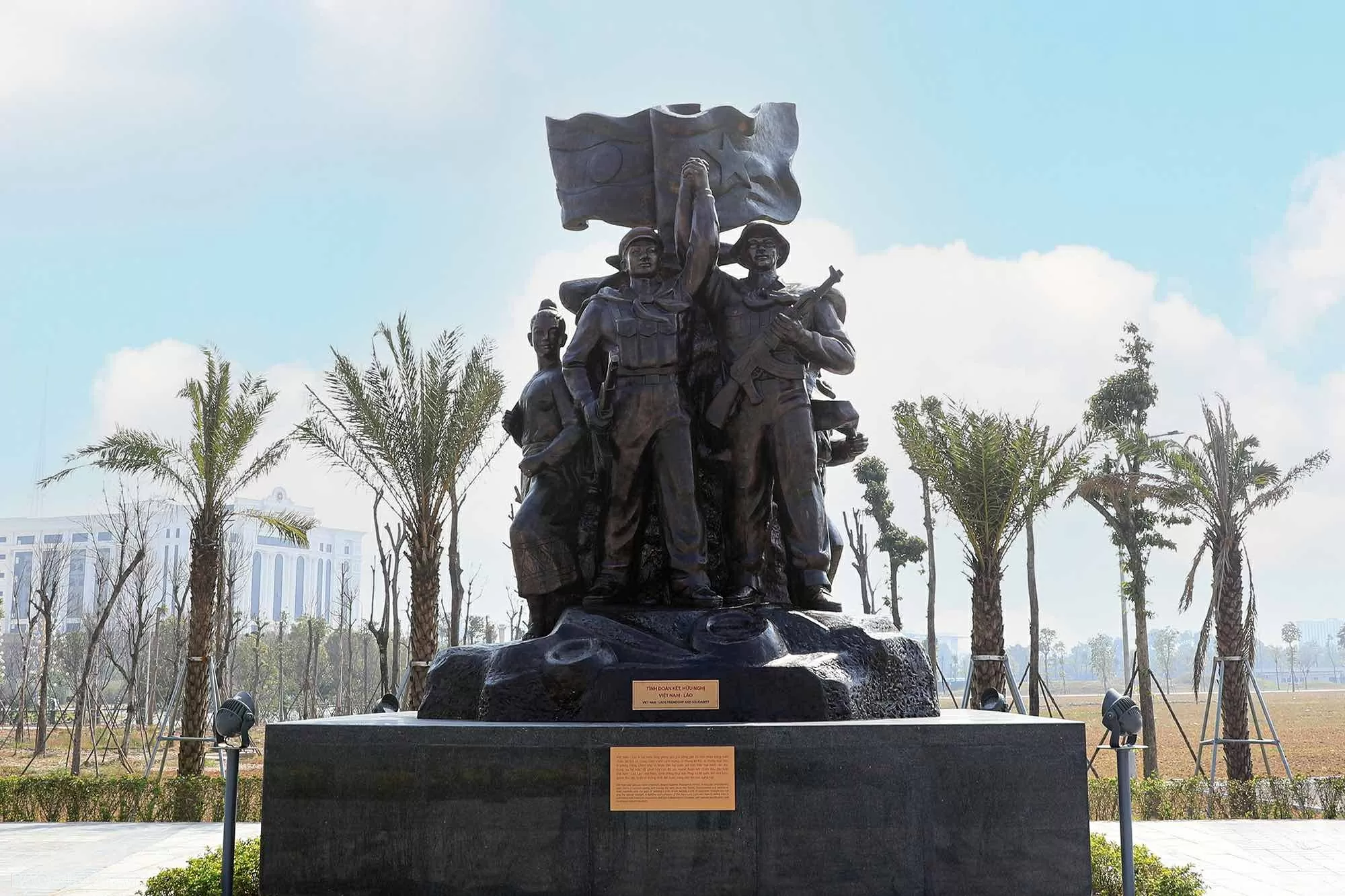 បញ្ចប់ការតាំងពិព័រណ៍រូបសំណាកសាមគ្គីភាព និងមិត្តភាពវៀតណាម-ឡាវ នៅសារមន្ទីរប្រវត្តិសាស្ត្រយោធាវៀតណាម Khánh thành cụm tượng Tình đoàn kết hữu nghị với Lào tại Bảo tàng Lịch sử Quân sự Việt Nam