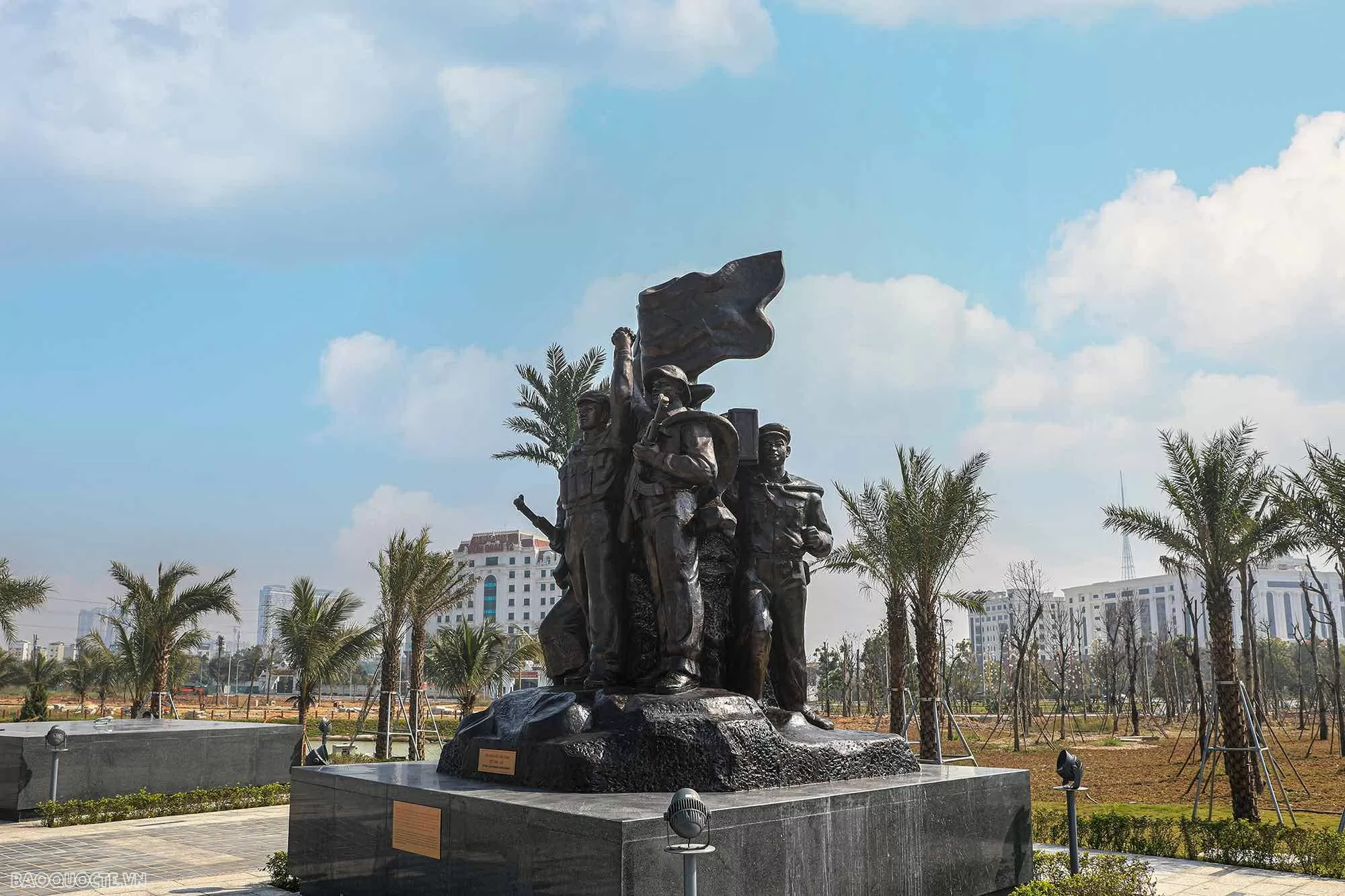 បញ្ចប់ការតាំងពិព័រណ៍រូបសំណាកសាមគ្គីភាព និងមិត្តភាពវៀតណាម-ឡាវ នៅសារមន្ទីរប្រវត្តិសាស្ត្រយោធាវៀតណាម Hoàn thành trưng bày cụm tượng Tình đoàn kết hữu nghị Việt Nam - Lào tại Bảo tàng Lịch sử Quân sự Việt Nam