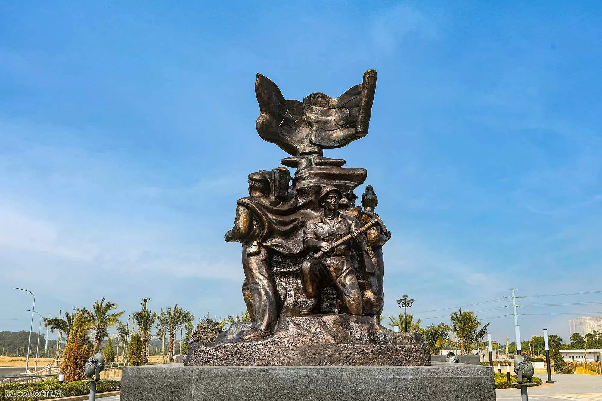 ចង្កោមរូបសំណាកសាមគ្គីភាព និងមិត្តភាពវៀតណាម-ឡាវ ឃើញពីខាងមុខ។ Cụm tượng Tình đoàn kết hữu nghị Việt Nam - Lào nhìn từ mặt trước.