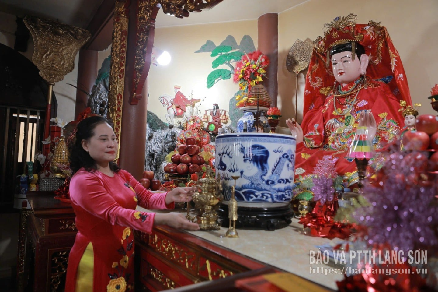 Penjaga peninggalan Kuil Ibu Dong Dang, komune Dong Dang, membersihkan altar di kawasan larangan.