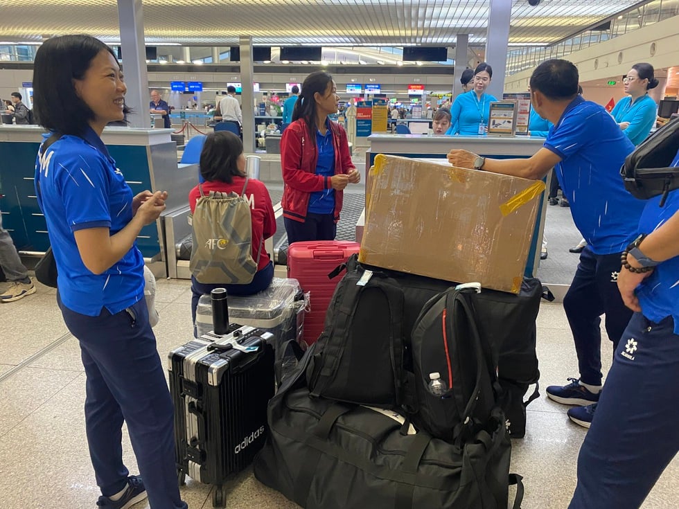 Đội tuyển nữ Việt Nam tươi rói, nối tiếp U.23 sang Thái Lan chinh phục HCV SEA Games 33- Ảnh 11.