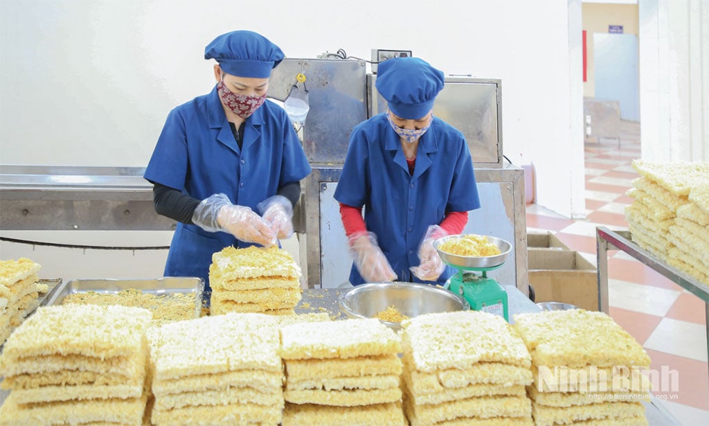 Perusahaan Saham Gabungan Biokimia Ninh Binh menyiapkan produk beras bakar Co Do untuk diperkenalkan di Pameran Industri dan Perdagangan Utara - Ninh Binh pada tahun 2025.