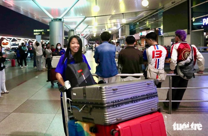 Dậy từ 4h20, tuyển nữ Việt Nam sang Thái Lan dự SEA Games 33 - Ảnh 1.