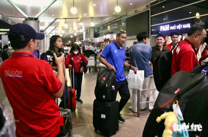 Dậy từ 4h20, tuyển nữ Việt Nam sang Thái Lan dự SEA Games 33 - Ảnh 4.