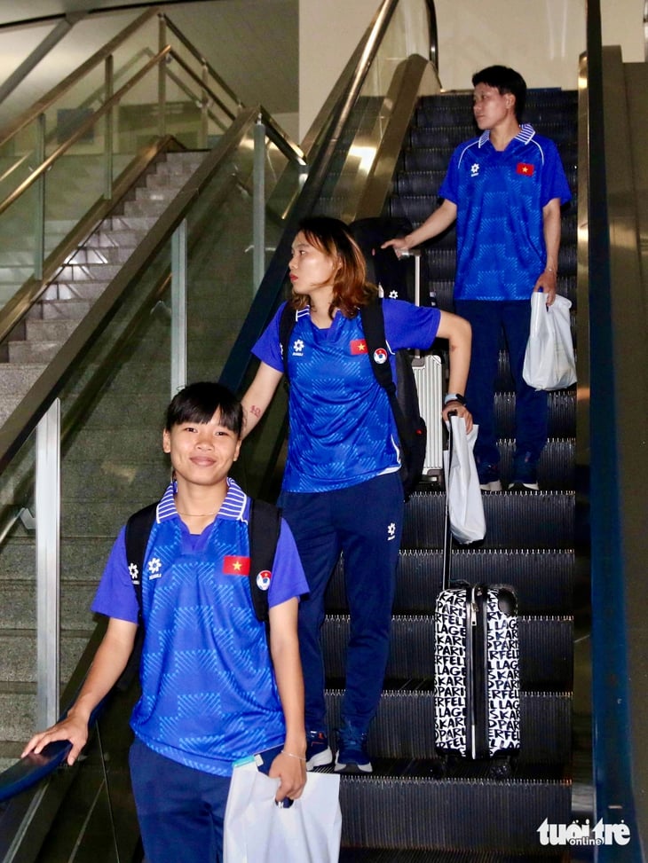 Dậy từ 4h20, tuyển nữ Việt Nam sang Thái Lan dự SEA Games 33 - Ảnh 7.
