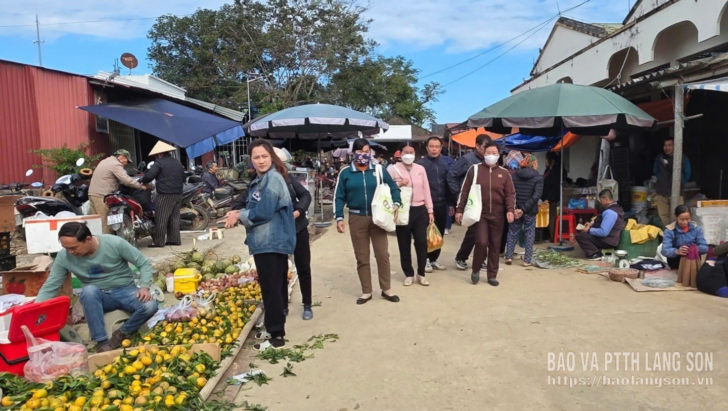 Ba Xa pazarına gelen birçok kişi eşyalarını taşımak için bez çantalar kullanıyor.