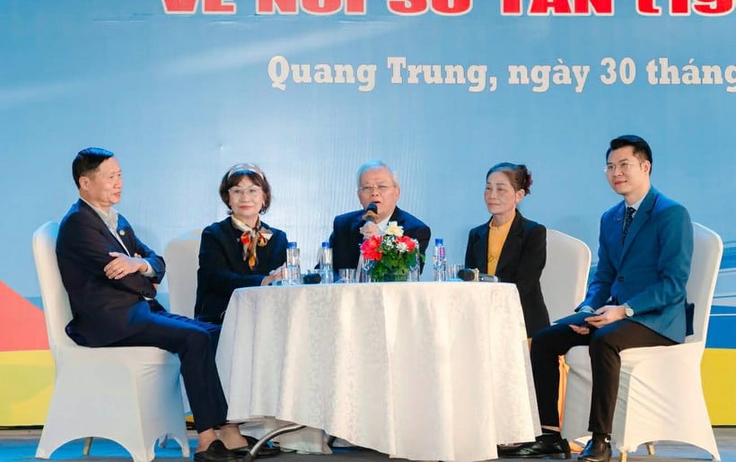 Getuigen uit het verleden tijdens de evacuatiejaren van de Nationale Economische Universiteit deelden hun ervaringen tijdens de uitwisselingssessie 'Herinneringen aan een tijd van evacuatie'.