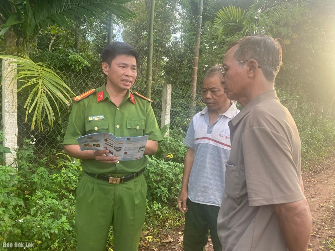 Cuor Dang Commune 경찰은 사람들을 위한 법적 선전을 조직합니다. 사진: D. 란