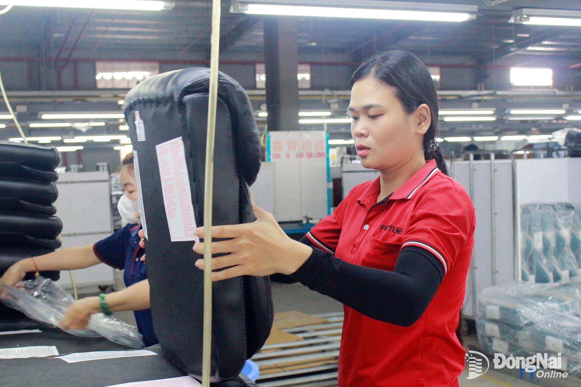 Muncitori ai companiei Vietnam Fortune Technology International Co., Ltd. (secția Binh Phuoc) în timpul orelor de lucru. Fotografie: Nguyen Hoa