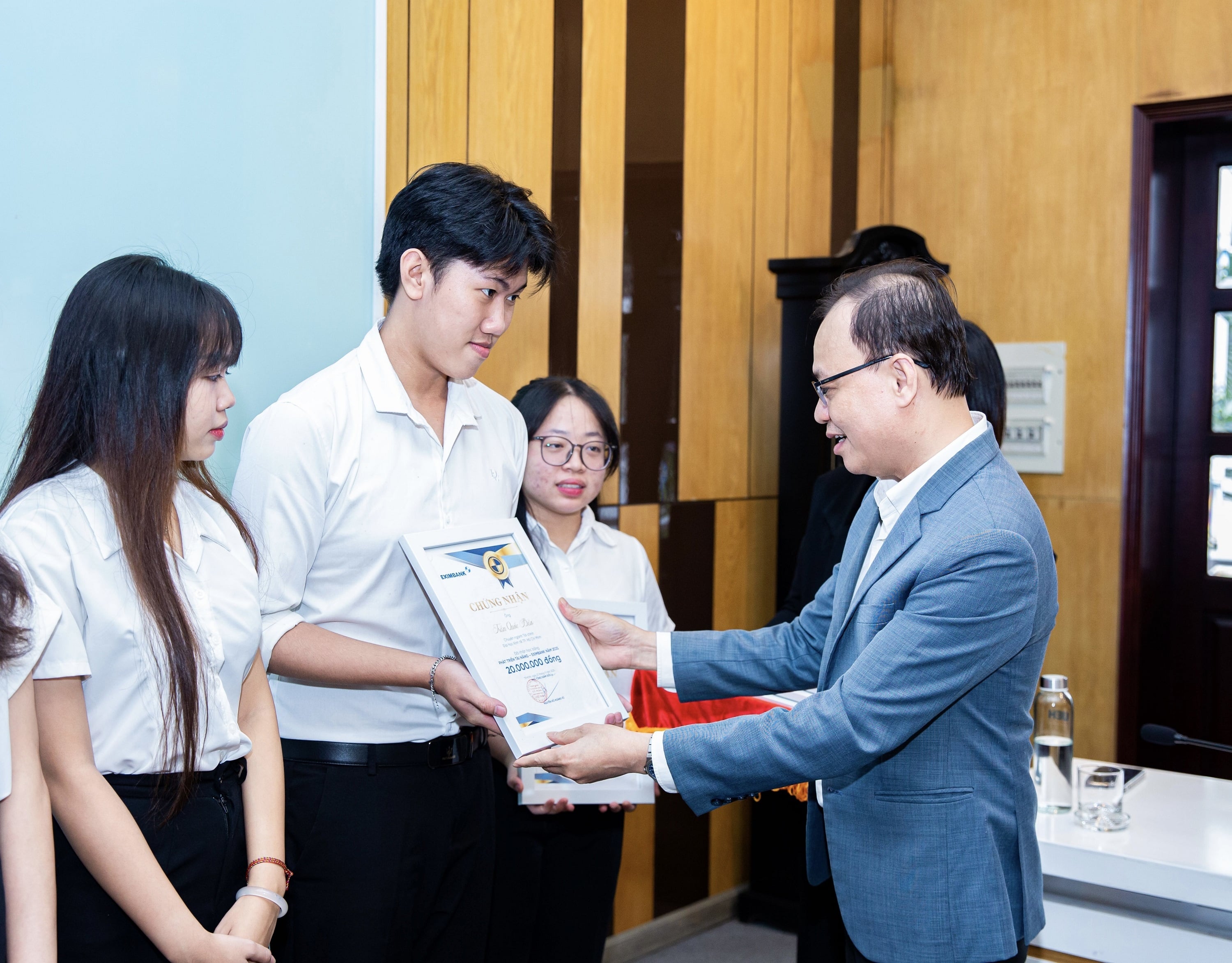 Eximbank przyznał stypendia o wartości 300 milionów VND studentom Uniwersytetu Ekonomicznego w Ho Chi Minh City Eximbank trao học bổng trị giá 300 triệu đồng cho sinh viên Đại học Kinh tế TP. Hồ Chí Minh