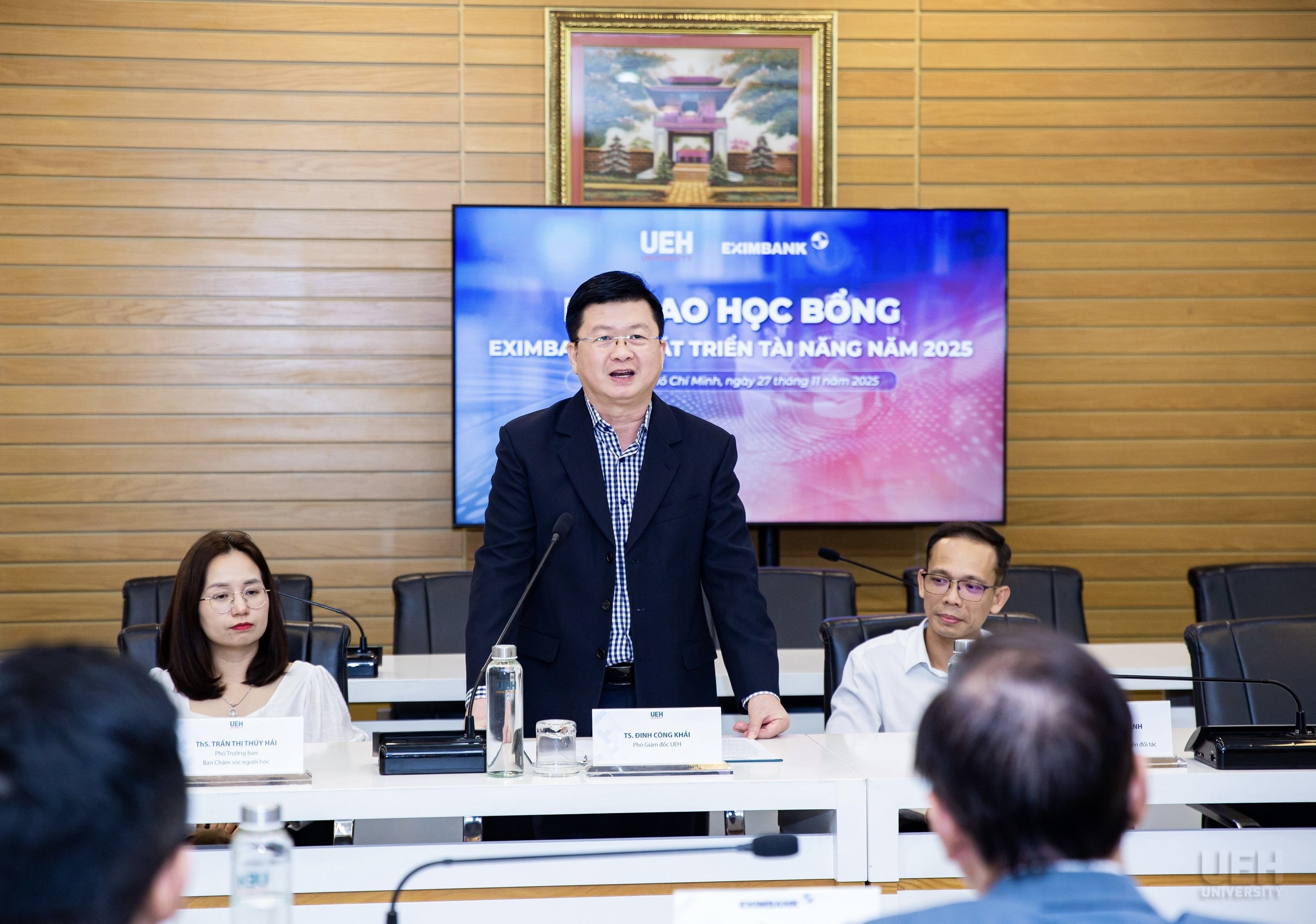 Eximbank przyznał stypendia o wartości 300 milionów VND studentom Uniwersytetu Ekonomicznego w Ho Chi Minh City Eximbank trao học bổng trị giá 300 triệu đồng cho sinh viên Đại học Kinh tế TP. Hồ Chí Minh