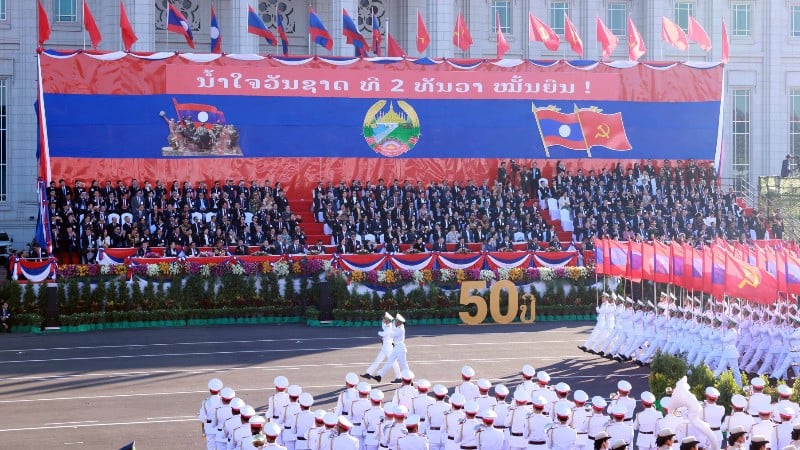 ພິທີແຫ່ຂະບວນແຫ່ຂະບວນແຫ່ຂະບວນເພື່ອສະເຫຼີມສະຫຼອງວັນຊາດ ສປປ ລາວ ຄົບຮອບ 50 ປີ. (ພາບ: ທອງລຸນ/VNA)