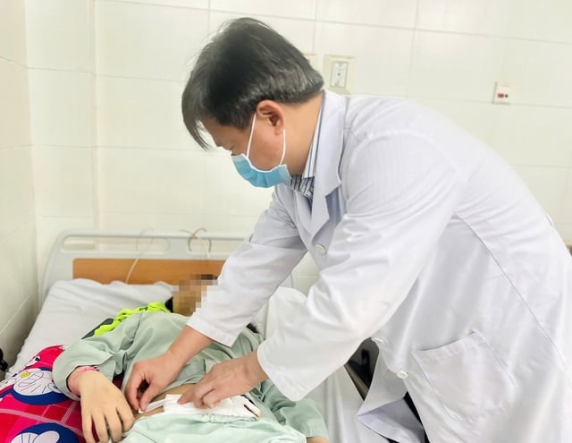 Đang khám bệnh miễn phí, bác sĩ phát hiện bệnh nhân thai ngoài tử cung vỡ- Ảnh 2.