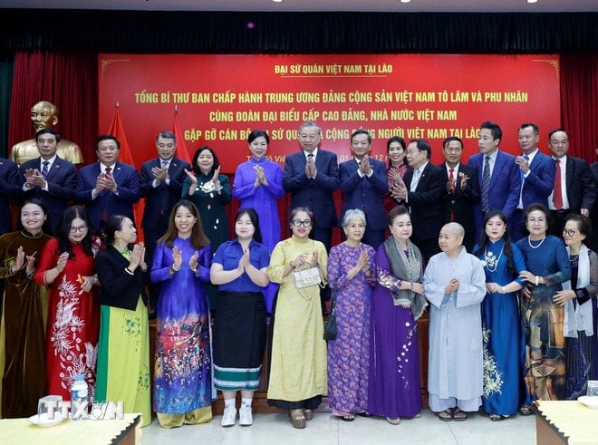 ttxvn-tong-bi-thu-to-lam-gap-go-can-bo-dai-su-quan-va-cong-dong-nguoi-viet-nam-tai-lao-0112-5.jpg