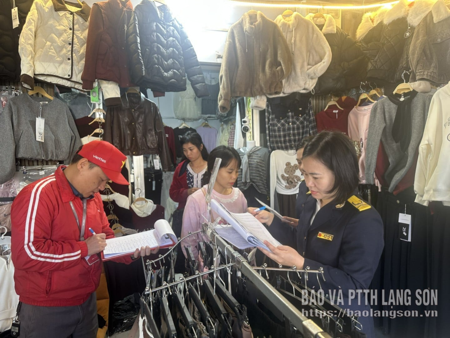 بیس 5 اور متعلقہ اکائیوں کے ٹیکس افسران یکمشت ٹیکس کو اعلان میں تبدیل کرنے کے حوالے سے Ky Lua وارڈ میں کاروباری گھرانوں کی تشہیر اور مدد کرتے ہیں۔