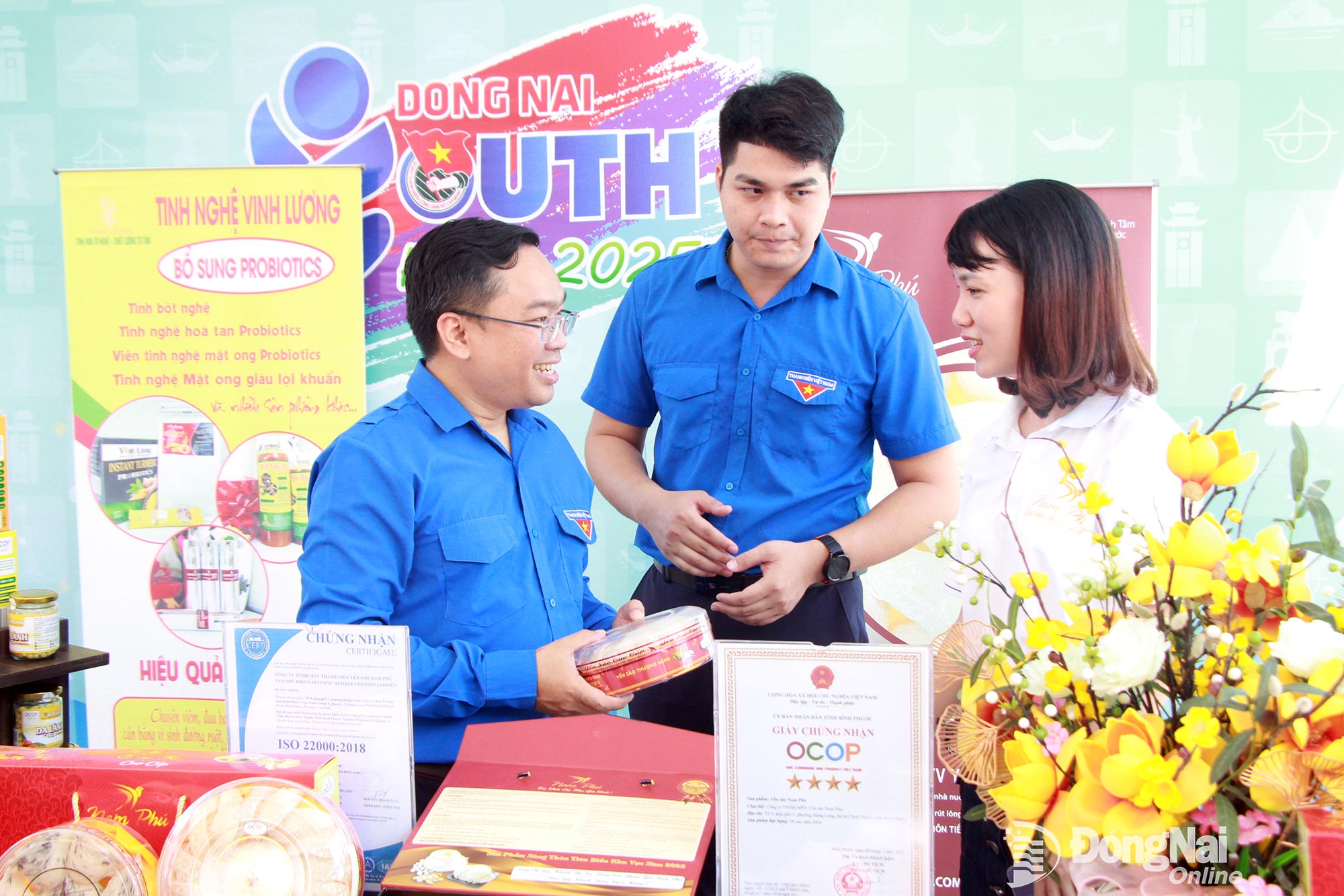 Membrul Comitetului Provincial al Partidului, vicepreședintele Comitetului Provincial al Frontului Patriei Vietnam, secretarul Uniunii Tineretului Provincial, Nguyen Minh Kien (coperta stângă), vizitează standurile care prezintă produsele startup-urilor tinerilor la Festivalul Tineretului Dong Nai. Fotografie: Nga Son