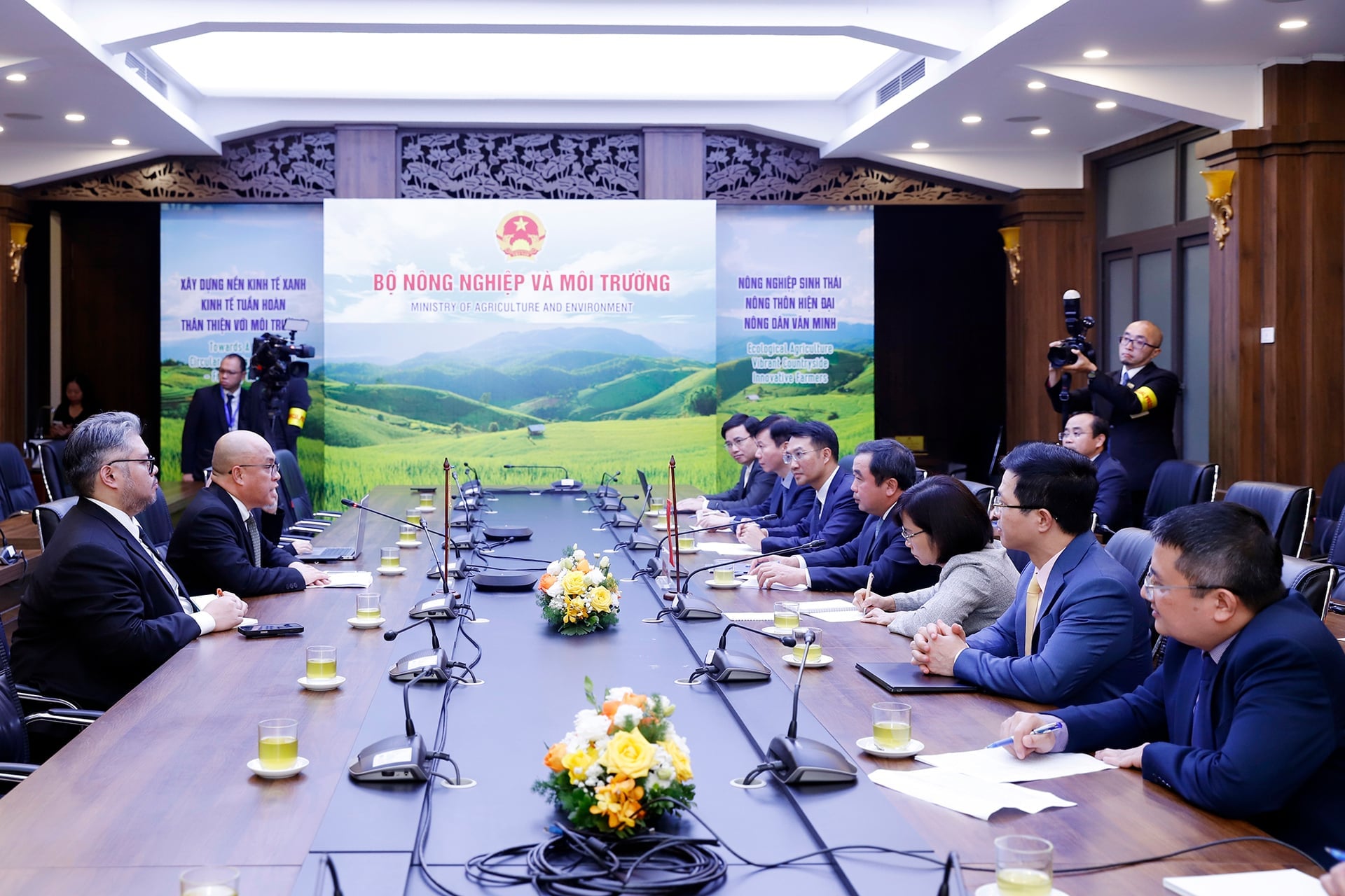 Trong khuôn khổ chuyến thăm cấp Nhà nước tới Việt Nam từ ngày 30/11 đến 2/12/2025 của Quốc vương Brunei Darussalam Haji Hassanal Bolkiah, Bộ trưởng Bộ Nông nghiệp và Môi trường Trần Đức Thắng đã tiếp và làm việc với Bộ trưởng Tài nguyên cơ bản và Du lịch Brunei Darussalam Dato DR. Abdul Manaf Metussin. Ảnh: Khương Trung.