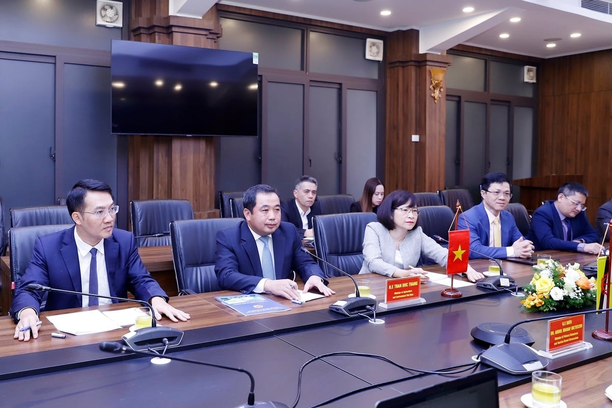 Bộ trưởng Trần Đức Thắng và lãnh đạo các đơn vị chuyên môn trực thuộc Bộ Nông nghiệp và Môi trường. Ảnh: Khương Trung.