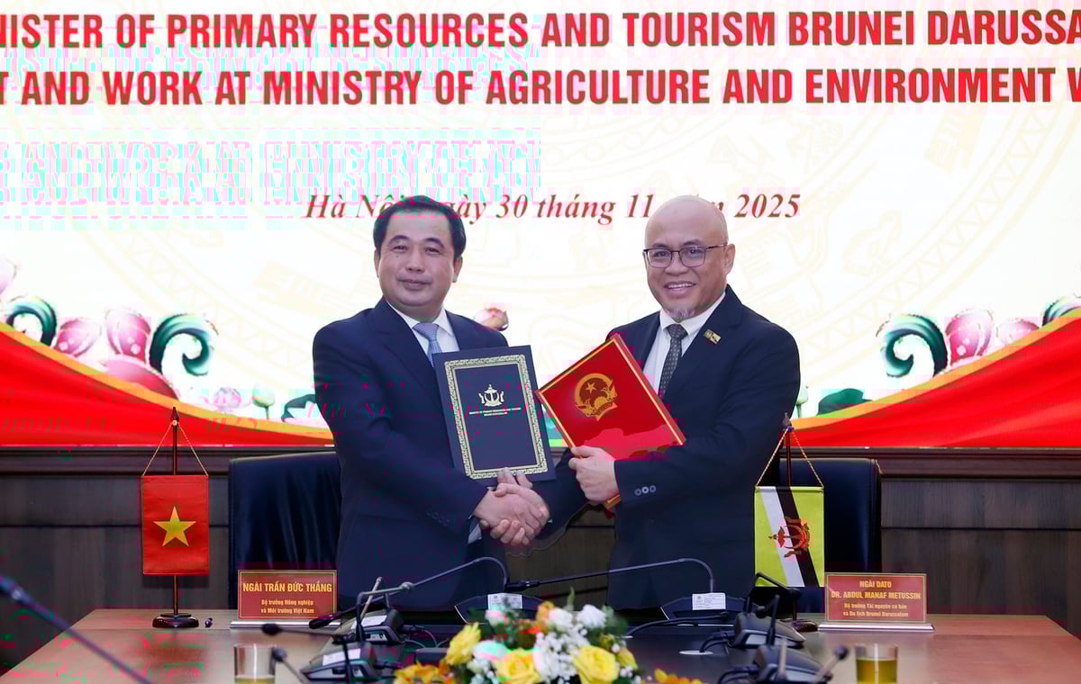 Hai văn kiện được ký là Bản ghi nhớ hợp tác về thủy sản và Bản ghi nhớ về sử dụng đường dây nóng trao đổi thông tin về IUU. Ảnh: Khương Trung.