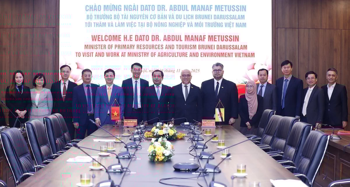 Hai Bộ trưởng chụp ảnh lưu niệm với đoàn công tác. Ảnh: Khương Trung.