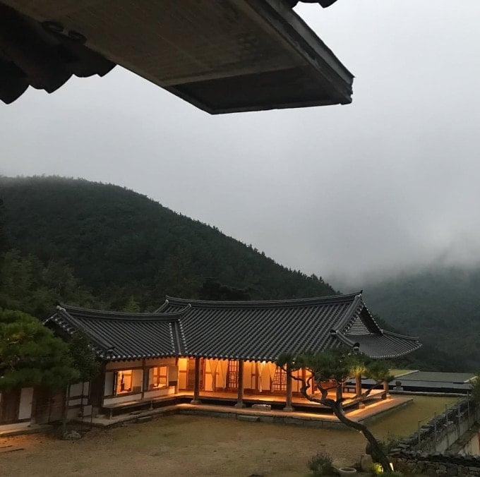 Het Awon Old House in Wanju is zowel een woonplaats als een culturele ruimte, waar ontspanning en gezondheidszorg worden geboden.