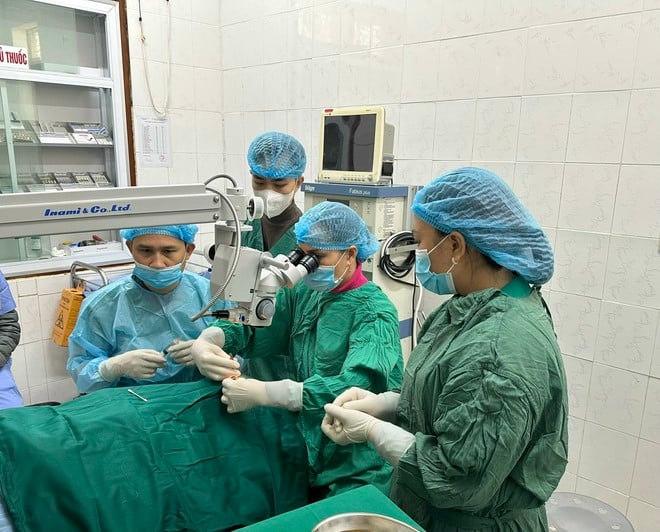 Chuyển giao kỹ thuật mổ mộng mắt giúp người dân vùng biên được điều trị ngay tại cơ sở- Ảnh 1.