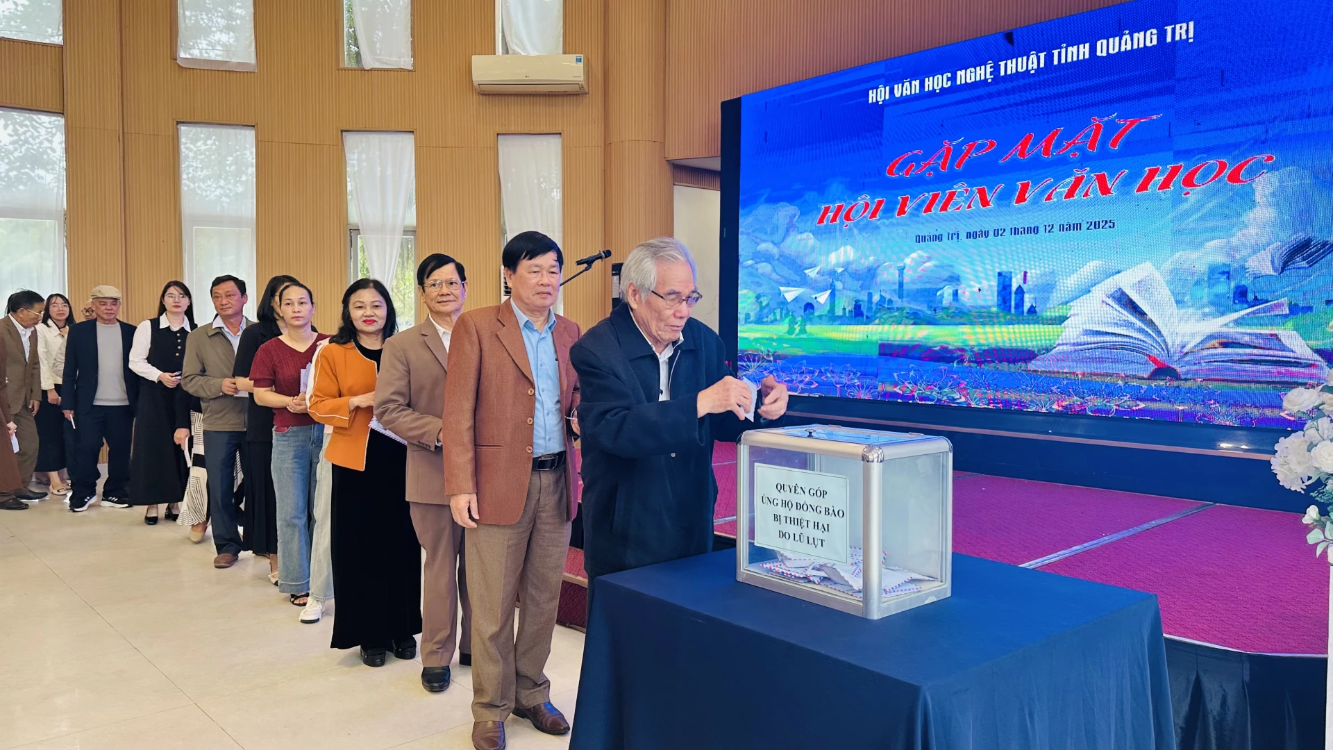 Membros da Associação de Literatura e Artes da Província de Quang Tri apoiam as pessoas nas regiões Central e do Planalto Central afetadas por desastres naturais. Foto: B.N.