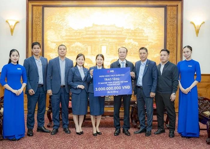 Military Commercial Joint Stock Bank contributes 3 billion VND to support Hue city to overcome the consequences of natural disasters