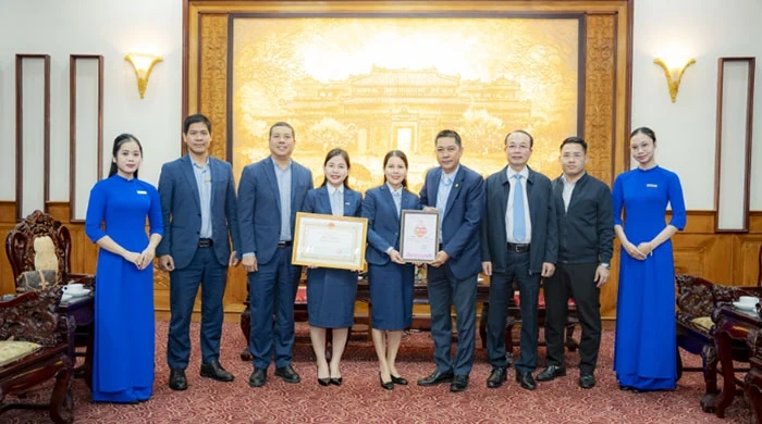 Military Commercial Joint Stock Bank contributes 3 billion VND to support Hue city to overcome the consequences of natural disasters