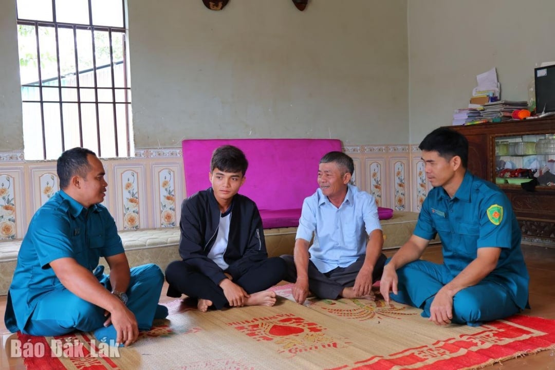 ឯកឧត្តម និងនាយទាហានរងនៃបញ្ជាការដ្ឋានយោធភូមិភាគ បានសំណេះសំណាល និងលើកទឹកចិត្តប្រជាពលរដ្ឋ ឱ្យបំពេញកាតព្វកិច្ចយោធាឱ្យបានល្អ ។