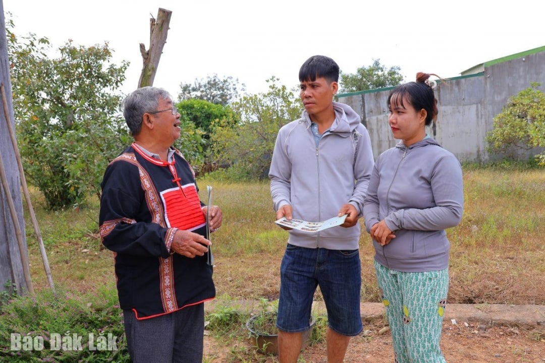 মর্যাদাপূর্ণ ব্যক্তিরা স্থানীয় জনগণের কাছে আইন প্রচার ও প্রচার করেন।