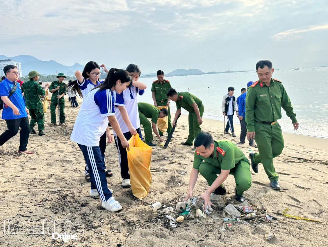 Các lực lượng phường Ninh Chử ra quân vệ sinh môi trường bờ biển.