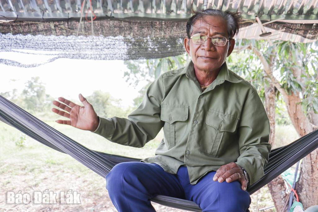 Ea Mar köyünün saygın kişilerinden Bay Y Khai Nie.