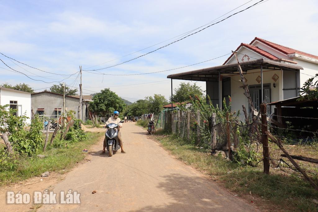 Ea Mar köyü giderek daha sağlam evlerle değişiyor.