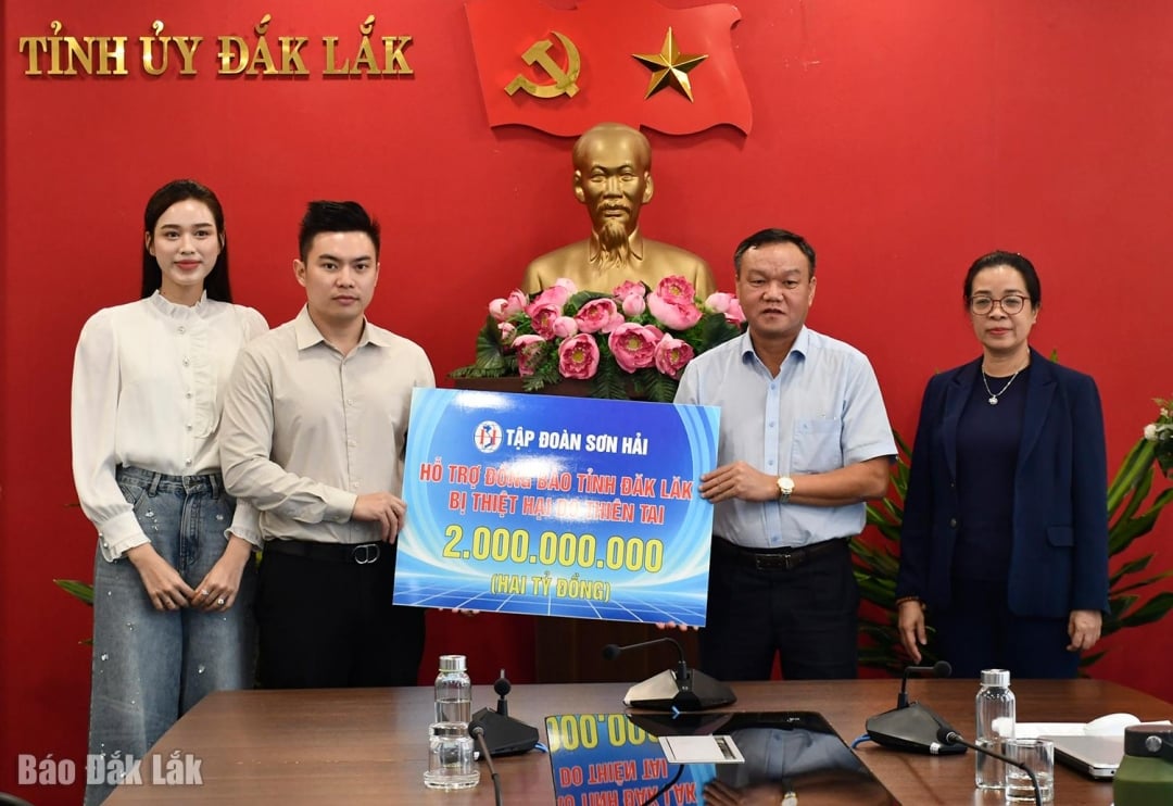 En representant for Son Hai-gruppen overrakte en symbolsk plakett på 2 milliarder VND for å støtte Dak Lak-folket i å overvinne konsekvensene av naturkatastrofer.