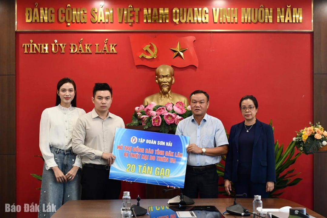 Provinslederne mottok en symbolsk plakett med 20 tonn ris som Son Hai-gruppen kan støtte.