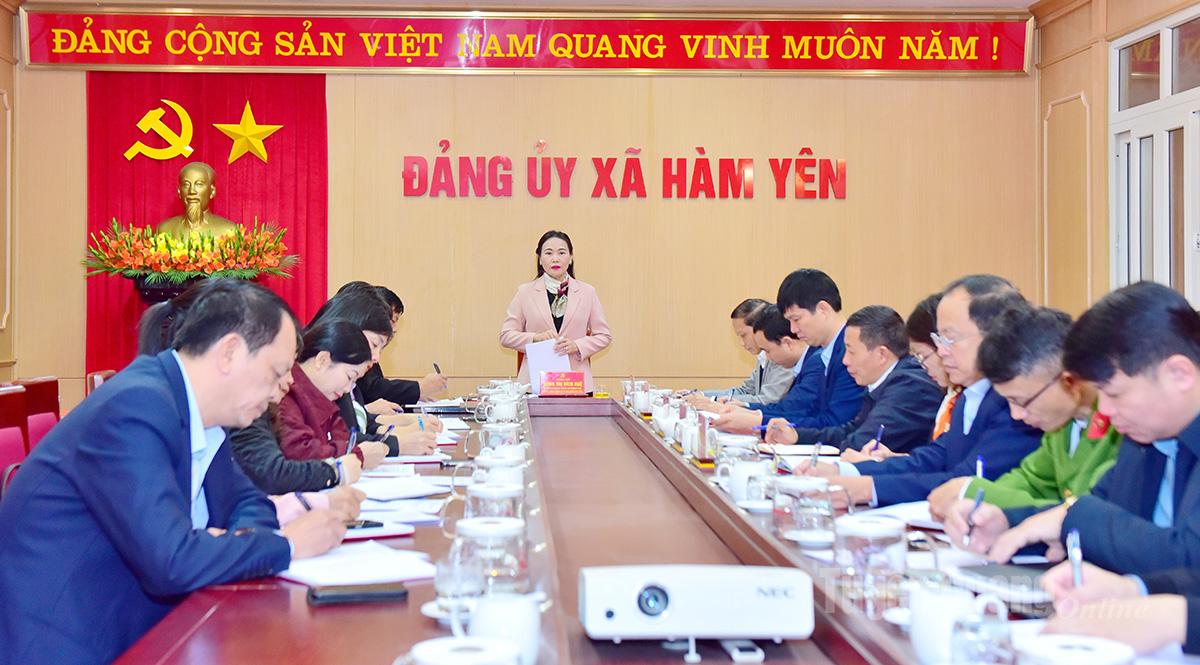 De vaste adjunct-secretaris van het Provinciaal Partijcomité Nong Thi Bich Hue werkte samen met het Partijcomité van de Ham Yen-commune.