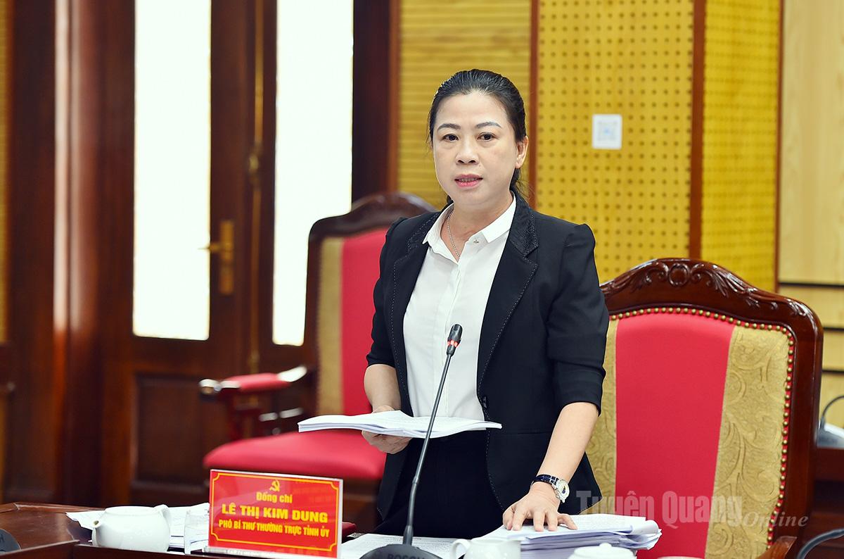 Le Thi Kim Dung, ständige biträdande sekreterare för den provinsiella partikommittén, talade vid mötet.