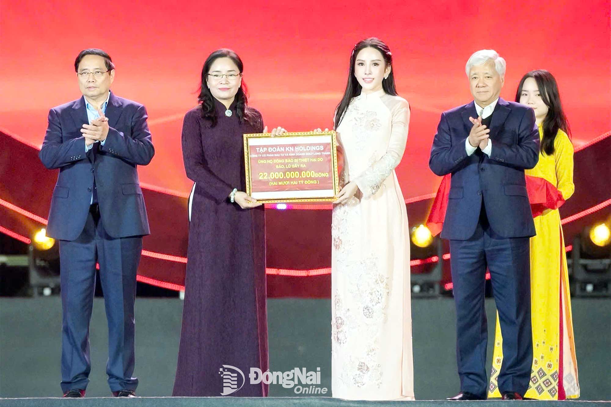 ທ່ານ​ນາງ ເລ​ນູ​ເທ໋​ເຢືອງ, ຮອງ​ປະ​ທານ​ປະ​ເທດ, ຜູ້​ອຳ​ນວຍ​ການ​ໃຫຍ່​ກຸ່ມ KN Holdings ໄດ້​ມອບ​ແຜ່ນ​ປ້າຍ​ສັນ​ຍາ​ລັກ​ຈຳ​ນວນ 22 ຕື້​ດົ່ງ​ໃຫ້​ຄະ​ນະ​ກຳ​ມະ​ການ​ສູນ​ກາງ​ແນວ​ໂຮມ​ປະ​ເທດ​ຊາດ​ຫວຽດ​ນາມ. ພາບ: ຫວຽດບັກ