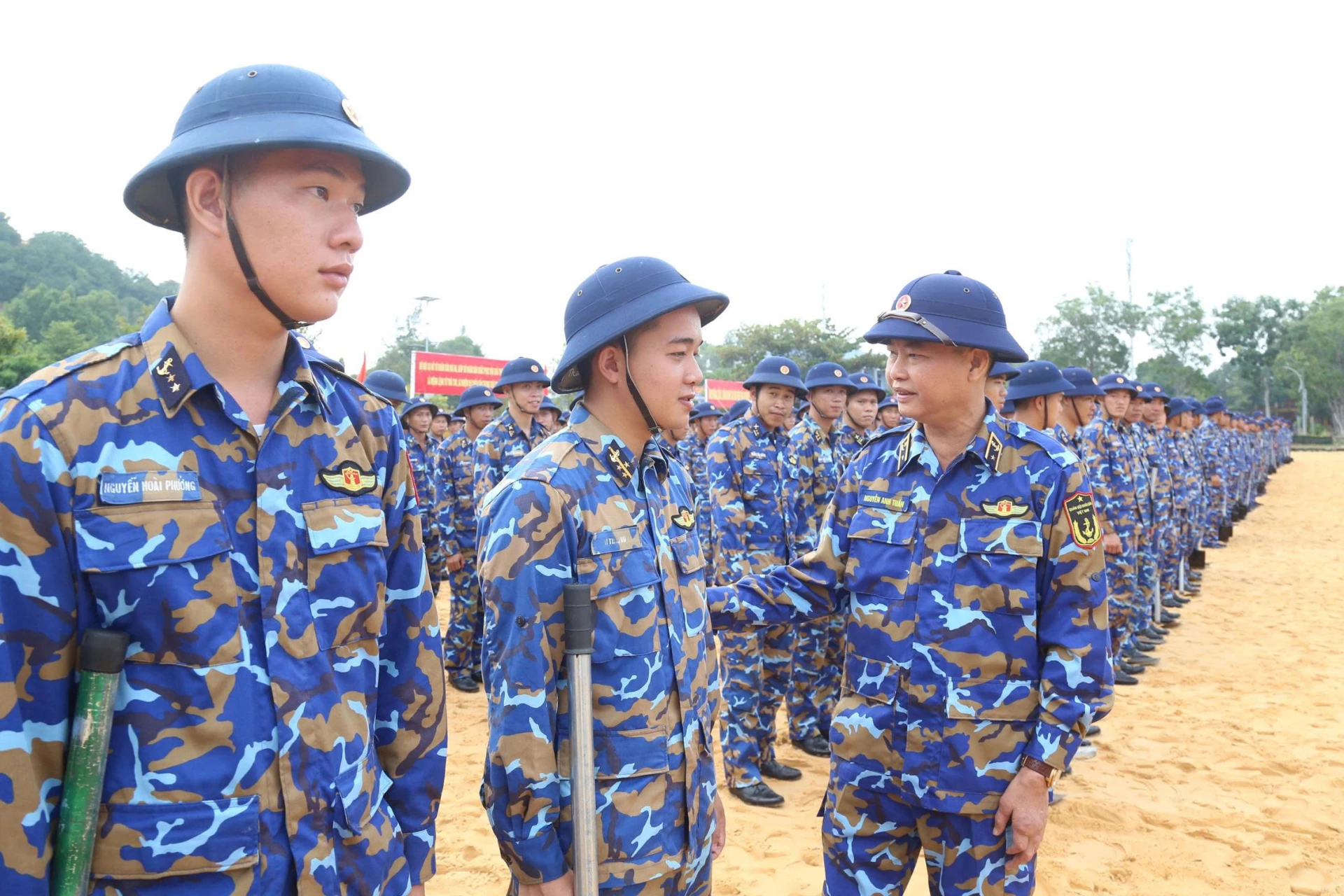 El contralmirante Nguyen Anh Tuan alentó e informó sobre la situación de los oficiales y soldados que participan en la Campaña de Quang Trung.